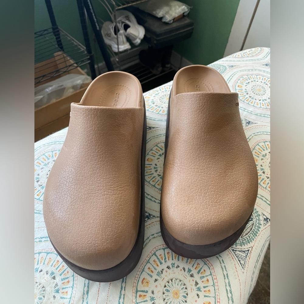 Crocs Dylan platform clog in two tone sepia size 8 (fits 38-39)